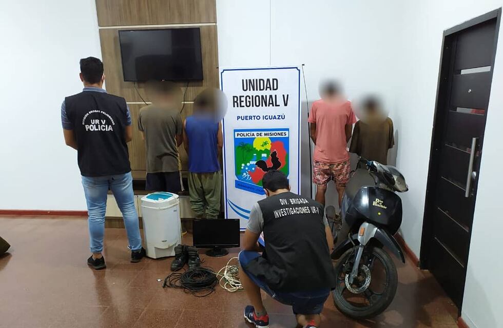 Cuatro personas detenidas y una motocicleta robada recuperada