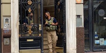 La TOE llegó al edificio de Corrientes y Córdoba a primera hora de la mañana. (@gbelluati)