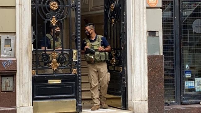 La TOE llegó al edificio de Corrientes y Córdoba a primera hora de la mañana. (@gbelluati)