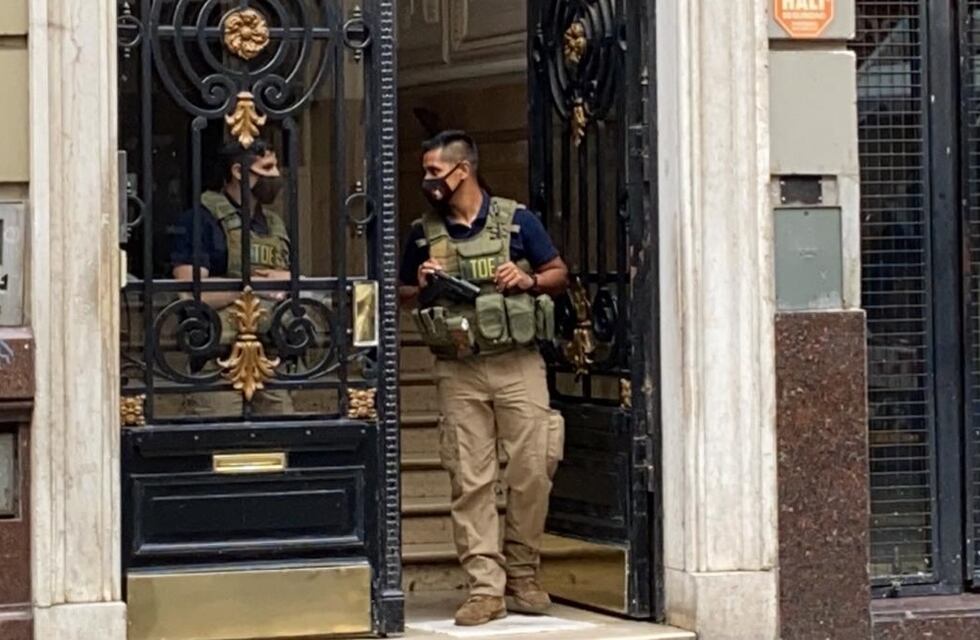 Allanan edificio céntrico de Rosario por juego clandestino y extorsiones