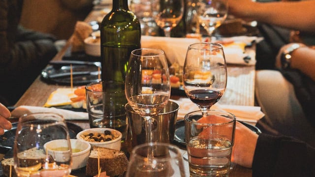 Bar de vinos: bueno, bonito y barato con picadas para compartir y opciones veggies