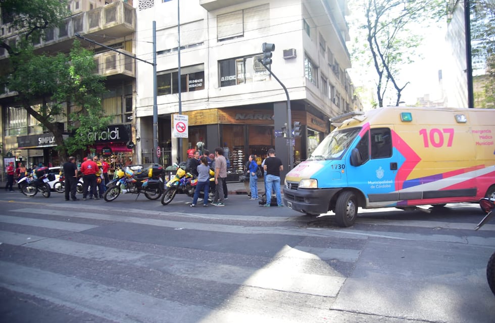 En fotos, el grave siniestro vial que dejó heridos en pleno Centro de Córdoba