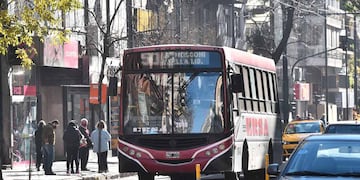 Movimiento de taxis y transporte público en el centro de la ciudad de Córdoba. (Pedro Castillo/ La Voz)