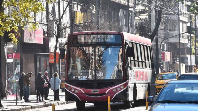 Movimiento de taxis y transporte público en el centro de la ciudad de Córdoba. (Pedro Castillo/ La Voz)