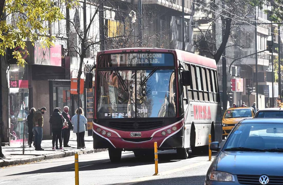 Córdoba continúa sin colectivos y la medida se extiende por este lunes
