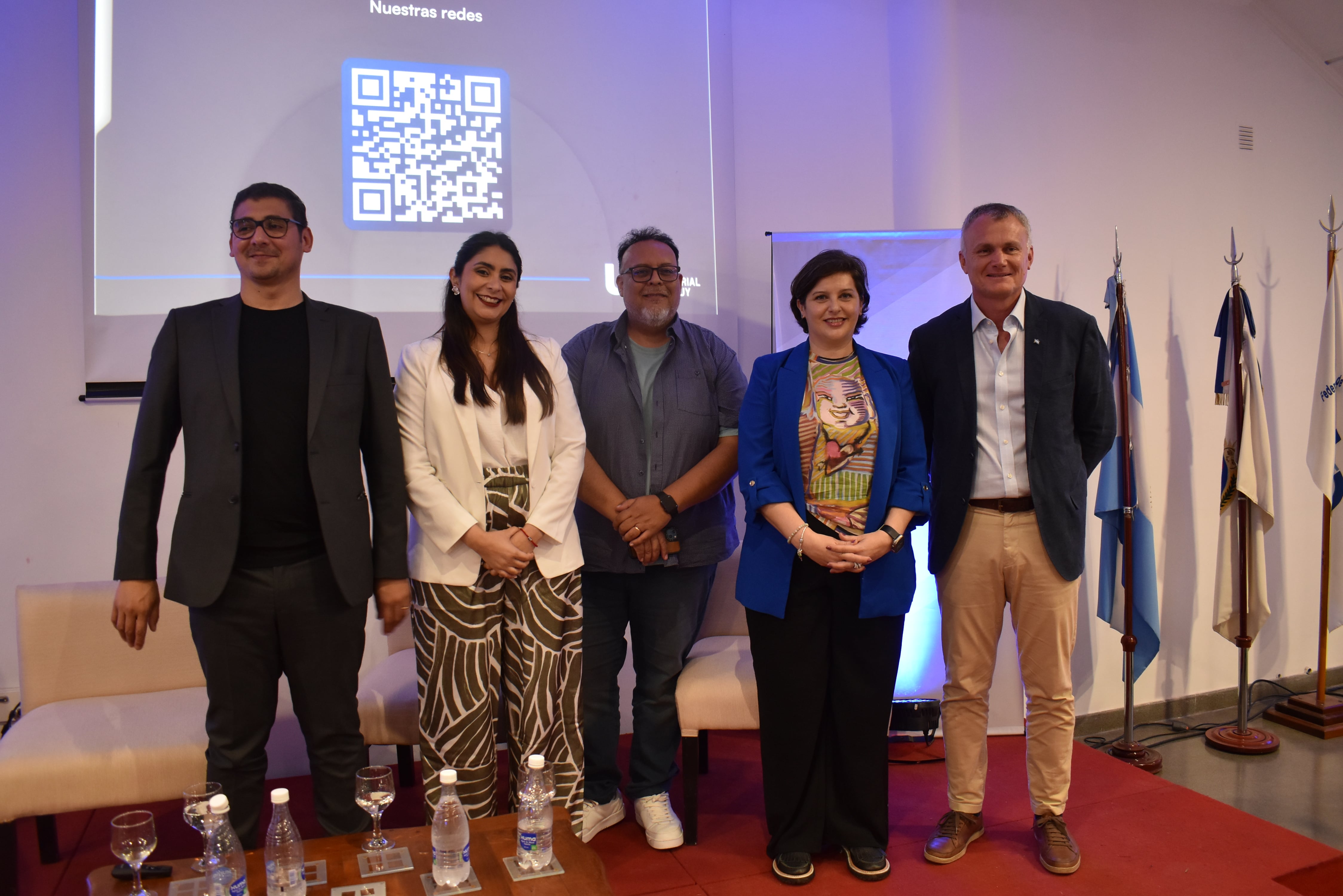 El presidente de la Unión Industrial de Jujuy, Federico Gatti (derecha), en el cierre de la actividad, junto a los panelistas invitados. El tema “Industria del Conocimiento, de Jujuy al mundo” propuesto por la UIJ convocó a referentes del sector productivo, académico y estatal.