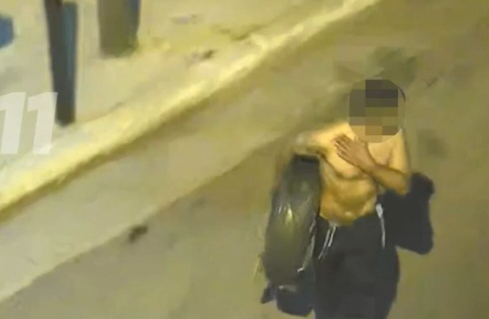 Video: como si nada, robo una rueda de auxilio en Córdoba y lo detuvieron