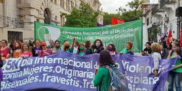 Masiva marcha contra la violencia de género en Rosario