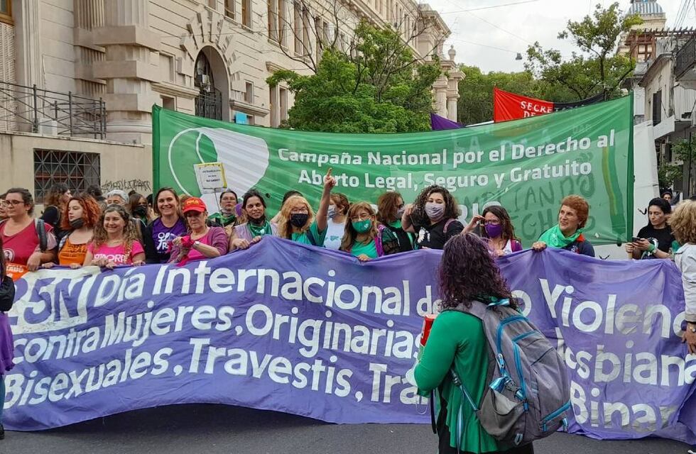 Multitudinaria marcha en Rosario en contra de todo tipo de violencia contra la mujer