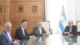 Diálogo. El ministro Guillermo Francos, con el gobernador Llaryora, quien fue acompañado por los ministros Manuel Calvo (Gobierno) y Daniel Pastore (Vinculación Comunitaria).