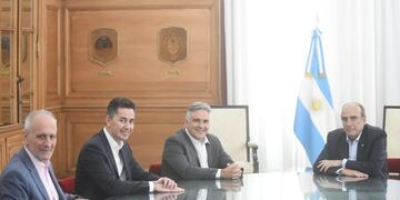 Diálogo. El ministro Guillermo Francos, con el gobernador Llaryora, quien fue acompañado por los ministros Manuel Calvo (Gobierno) y Daniel Pastore (Vinculación Comunitaria).