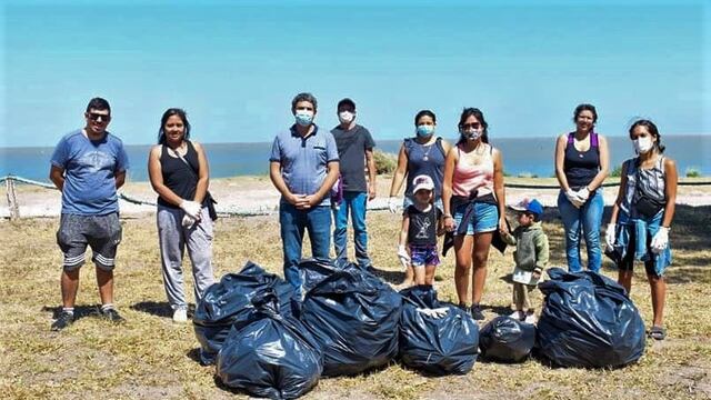 Militantes de La Campora realizaron tareas de limpieza en Arroyo Pareja por el Día Mundial de la Educación Ambiental.