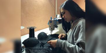 La joven logró superar su depresión con la costura.