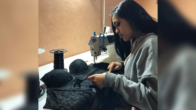 La joven logró superar su depresión con la costura.