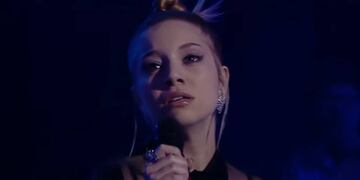 La intérprete de 22 años presentó una versión original de "Cuando ya me empiece a quedar solo".