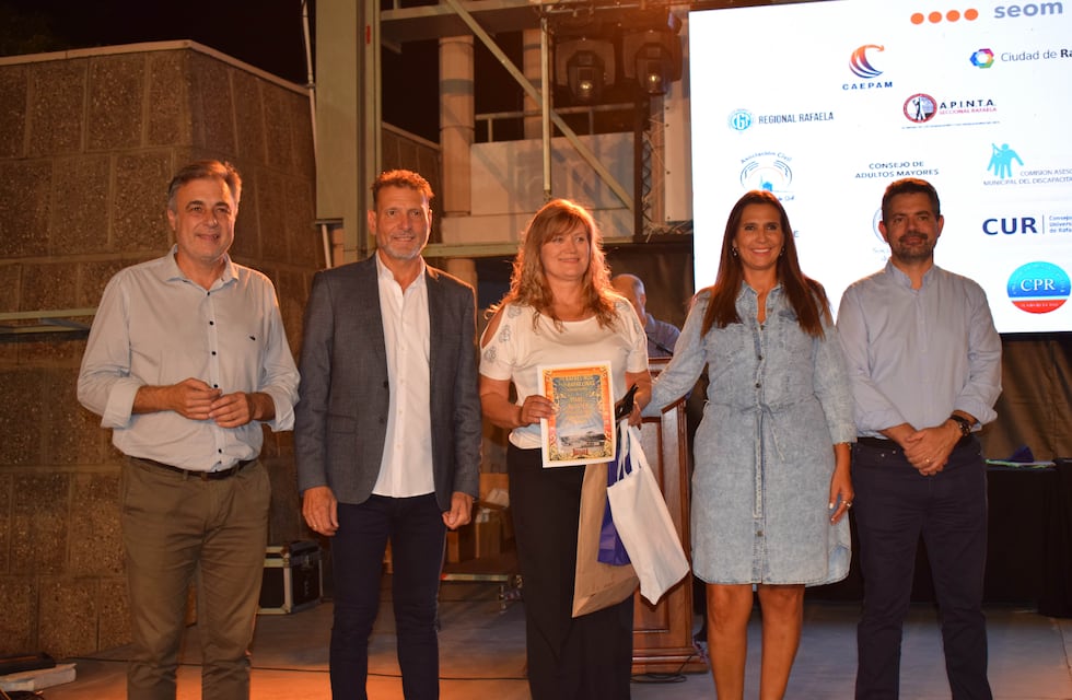 Emotivo acto de reconocimiento a empleados municipal por su trayectoria
