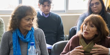 Celia Lettoli (izq.) y Noemí Salerno agradecieron a los ediles por la recepción y pronto despacho del proyecto para declarar "de interés municipal" al Teatro El Pasillo.