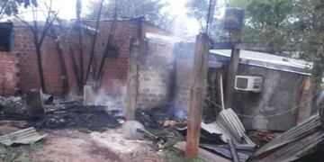 Puerto Iguazú: bomberos trabajaron en el incendio de una casa y en un despiste de auto.