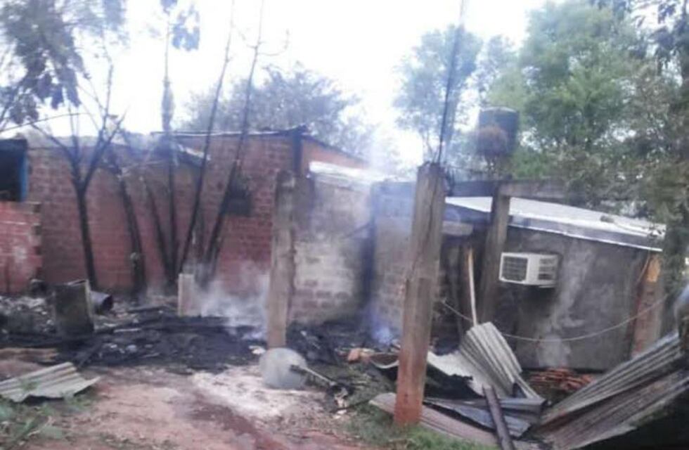 Puerto Iguazú: bomberos trabajaron en el incendio de una casa y en un despiste de auto