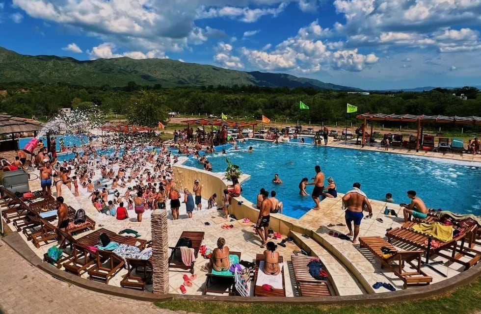 Reabrió el parque acuático de Córdoba que está al borde de la montaña y a menos de una hora de la ciudad