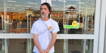 Trabajador del Vea se encadenó a la puerta del supermercado en protesta por los despidos
