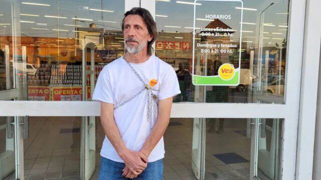 Trabajador del Vea se encadenó a la puerta del supermercado en protesta por los despidos