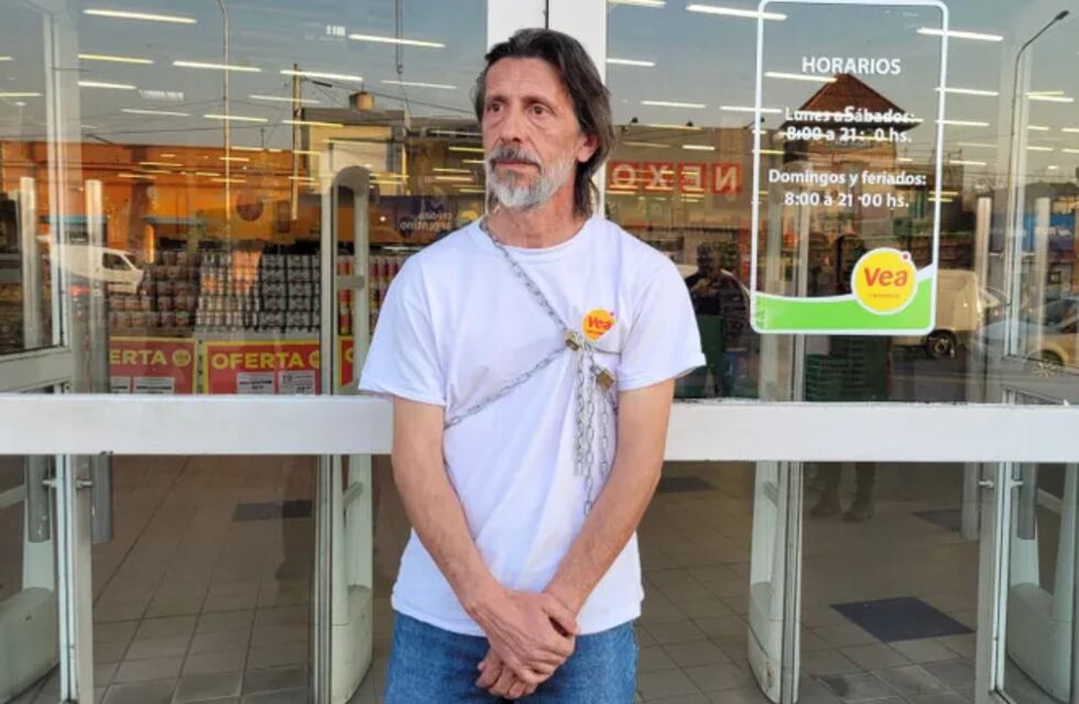 Despidos en supermercado Vea: un empleado se encadenó en la puerta