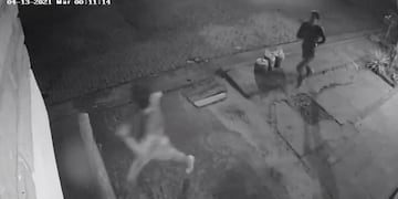 Las cámaras de seguridad de la zona captaron el momento en que Sánchez escapaba del agresor.