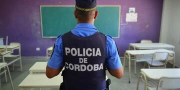 Un policía en el aula. A raíz de la violencia y la inseguridad en sus distintos modos, son varias las escuelas que cuentan con un uniformado de manera permanente. (Nicolás Bravo)