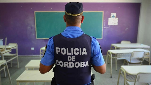 Un policía en el aula. A raíz de la violencia y la inseguridad en sus distintos modos, son varias las escuelas que cuentan con un uniformado de manera permanente. (Nicolás Bravo)