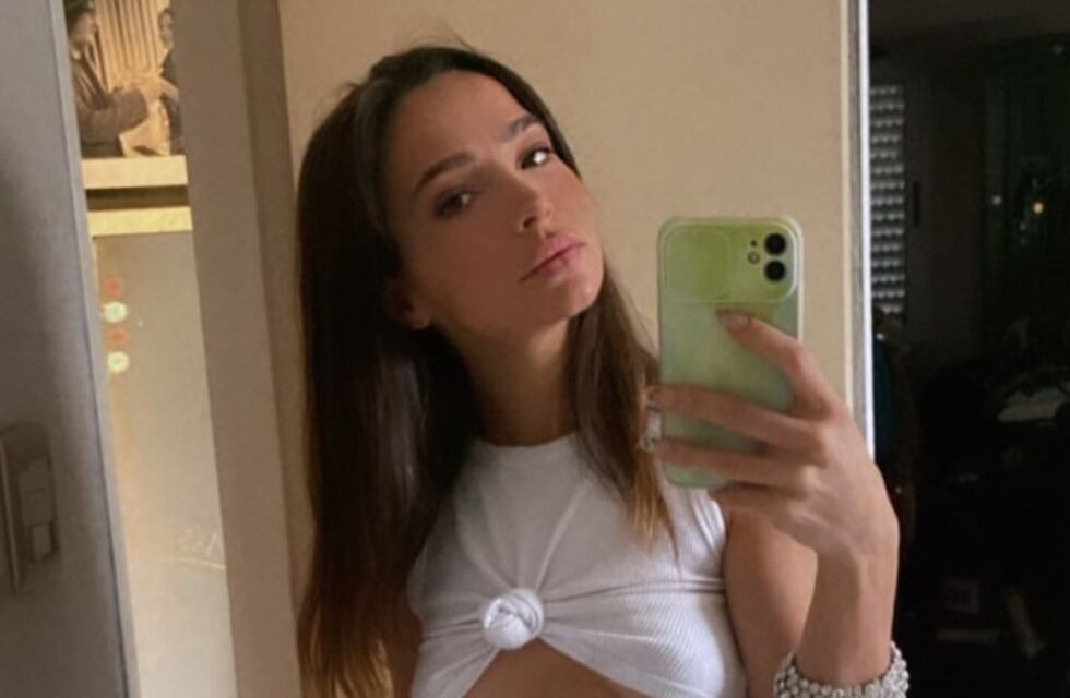 Brenda Asnicar se vistió de Gatúbela y le llovieron los corazones rojos: ¡Pura sensualidad!