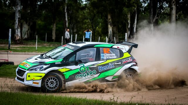 German Hubmann con el Peugeot 208/RC2S del equipo de Daniel Salvano lidera el Rally Antiguo Camino Real de Arroyito