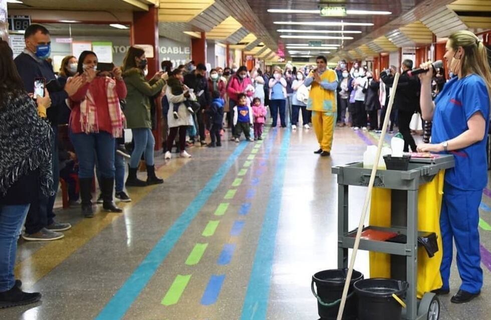 Un tenor y una soprano sorprendieron a padres y chicos en el Hospital Notti con canciones infantiles
