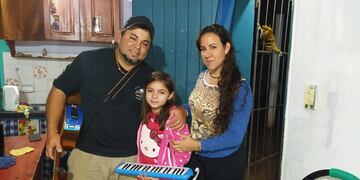 Niña posadeña de 9 años cautiva a pasajeros de colectivos con su música.