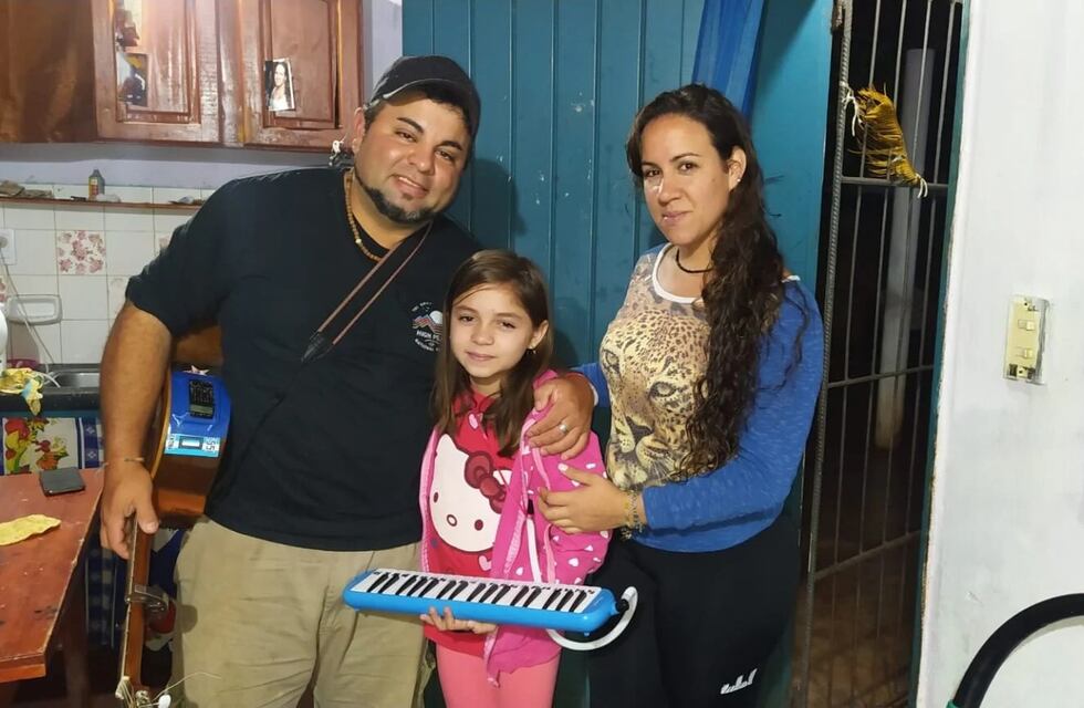 Niña posadeña de 9 años cautiva a pasajeros de colectivos con su música