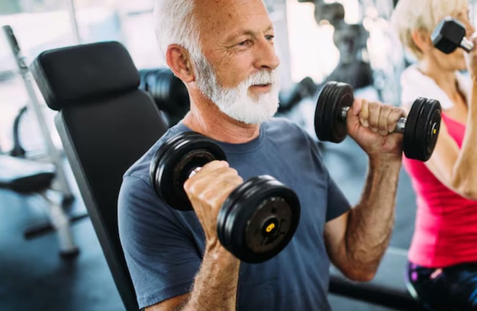 Cuáles son los mejores ejercicios para hacer después de los 60 años, según los expertos