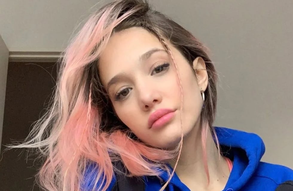 El día que Ángela Torres deslumbró con una microbikini verde en la playa y causó sensación en las redes