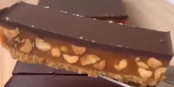 Cómo hacer un turrón navideño con galletitas y maní: la receta fácil y con solo 7 ingredientes