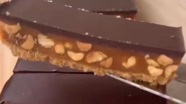 Cómo hacer un turrón navideño con galletitas y maní: la receta fácil y con solo 7 ingredientes