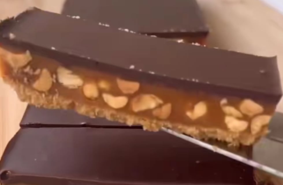 Cómo hacer un turrón navideño con galletitas y maní: la receta fácil y con solo 7 ingredientes