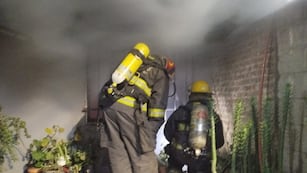 Un incendio arrasó con tres viviendas. (Foto: Policía de Córdoba)