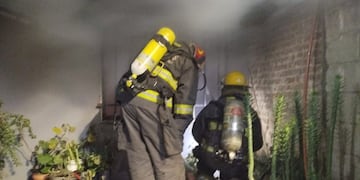 Un incendio arrasó con tres viviendas. (Foto: Policía de Córdoba)