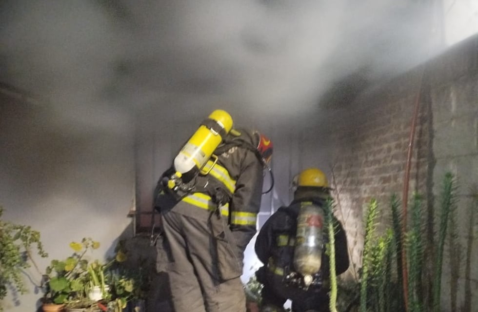Horror en Córdoba: un incendio arrasó con tres viviendas y hay varios heridos
