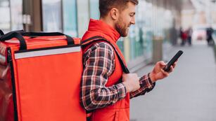 “Tupper con fideos” la nueva estafa que pone en jaque a los deliverys de las apps de pedidos. Foto: iStock