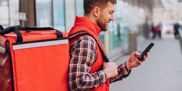 “Tupper con fideos” la nueva estafa que pone en jaque a los deliverys de las apps de pedidos. Foto: iStock