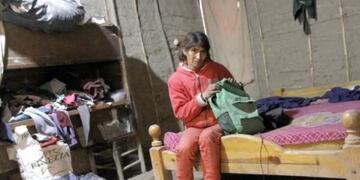 La madre de las niñas mostró la precaria habitación en la que duermen.