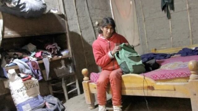 La madre de las niñas mostró la precaria habitación en la que duermen.