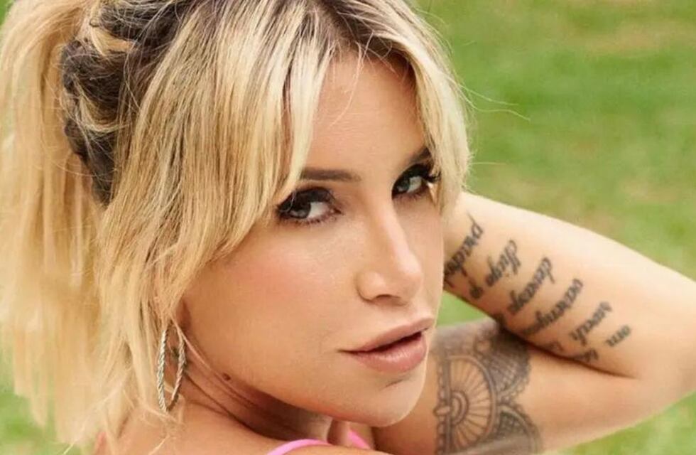 Flor Peña dejó mudos a sus fans con un look rockero y su remera levantada