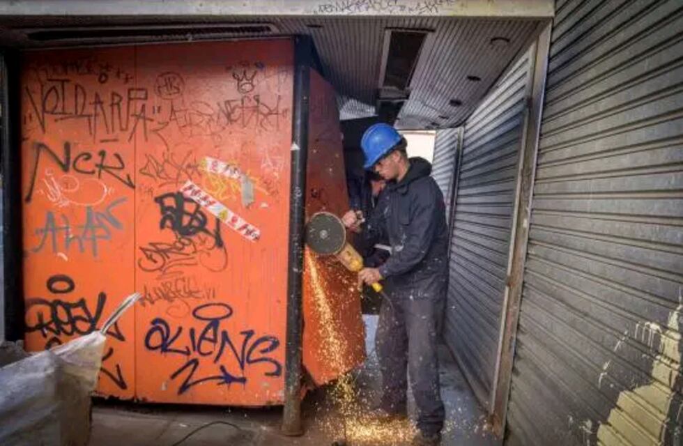 El Municipio ya retiró 36 puestos de diarios abandonados que representaban un riesgo público