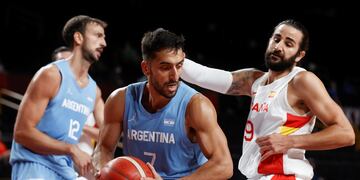 El equipo argentino de básquet se enfrenta ante España.